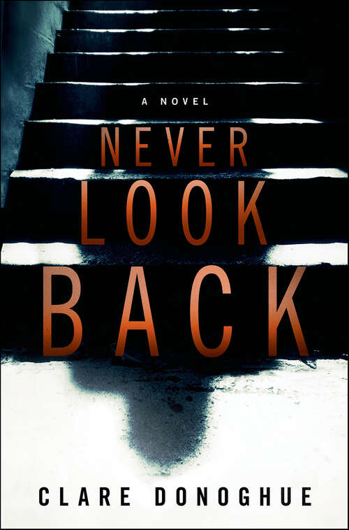 Book cover of Never Look Back: A Novel (Mike Lockyer Novels #1)