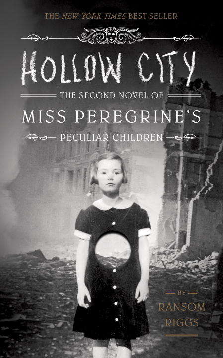 Book cover of Hollow City (Miss Peregrine's Peculiar Children #2)